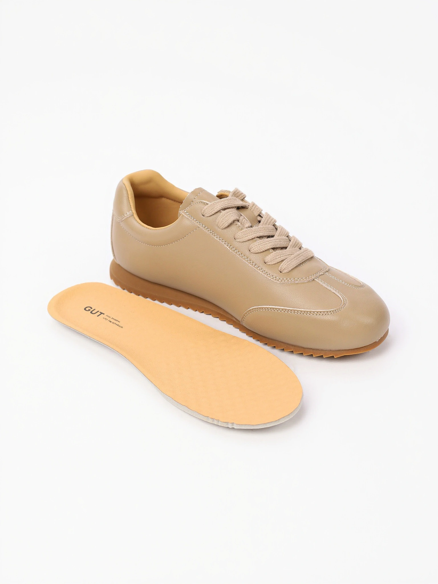 Кеды бежевого цвета на низкой подошве